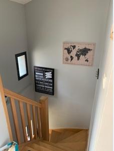 ein Zimmer mit einer Treppe mit einem Schild an der Wand in der Unterkunft Studio centre historique de La Rochelle in La Rochelle