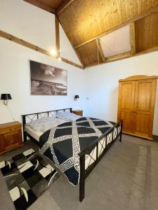 1 dormitorio con 1 cama grande y armario de madera en BeejMig, en Arcen