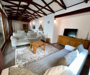 a living room with a couch and a tv at BeejMig in Arcen