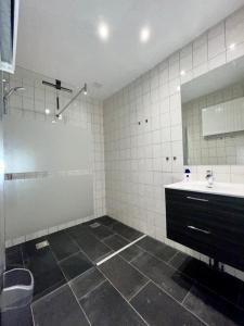 een badkamer met een wastafel en een spiegel bij BeejMig in Arcen