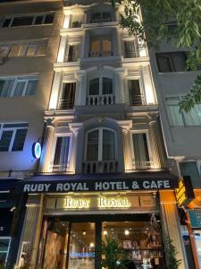 イスタンブールにあるRuby Royalのホテルの正面にホテルの看板が立つ建物