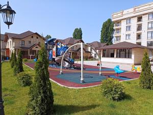 Chon-Sary-Oyквартира в ЦО Радуга Иссык Куль9 Raduga Issyk Kul的一个带滑梯游乐场的公园