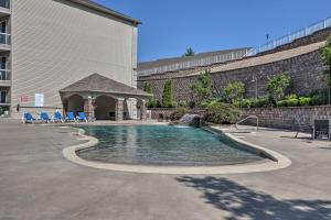 Πισίνα στο ή κοντά στο Condo with Lakefront Patio and Community Perks!