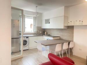 A kitchen or kitchenette at Nuovo trilocale con giardino, aria condizionata