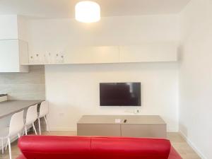 A television and/or entertainment centre at Nuovo trilocale con giardino, aria condizionata