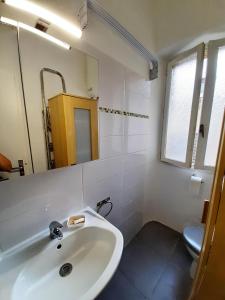 Kúpeľňa v ubytovaní AM STUDIO NICE + 9 fotografií