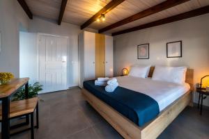 een slaapkamer met een groot bed en handdoeken bij IONIAN BLUE SUITE in Preveza