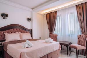 ein Schlafzimmer mit einem Bett mit zwei Handtüchern darauf in der Unterkunft Villa Afrodita Lake View in Ohrid