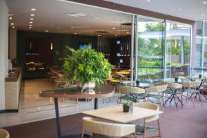 Restoran või mõni muu söögikoht majutusasutuses Hotel Estelar Blue