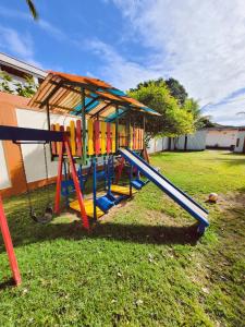 Ο χώρος παιχνιδιού για παιδιά στο Casa de praia com piscina e playground +41 φωτογραφίες