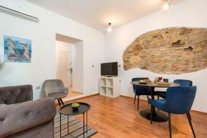 a living room with a couch and a table at Heisenberg City Residence in Pula