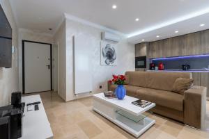 una sala de estar con un sofá y una mesa en The Queen Luxury Apartments - Villa Medici, en Luxemburgo