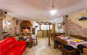 Ruang duduk di Lovely Home In Starigrad With Kitchen