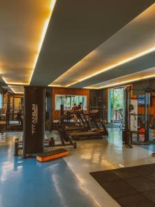 siłownia z bieżniami i ludzie w tle w obiekcie Golf Ville Resort Brisa do Golf -Apartamentos e Cobertura w mieście Aquiraz