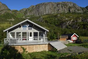 a house with a large porch and a mountain at Hytte i Raftsundet in Digermulen