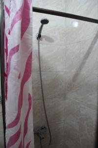 y baño con ducha y puerta de cristal. en Canawati Apartment, en Bethlehem