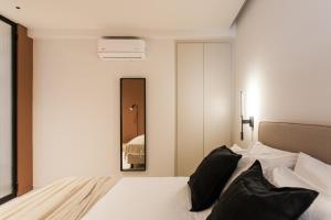 Posteľ alebo postele v izbe v ubytovaní Marvelous 2BR Apartments with balcony by UPSTREET