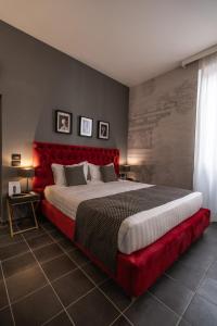 Un pat sau paturi într-o cameră la Relais Manzoni