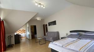 Postel nebo postele na pokoji v ubytování Korall Apartman
