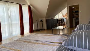 Postel nebo postele na pokoji v ubytování Korall Apartman