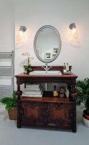 uma casa de banho com um lavatório e um espelho em Rock View, Wensleydale em Leyburn