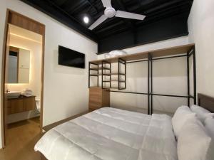 a bedroom with a bed and a ceiling fan at Loft Doble Altura, Colonia Americana @serra in Guadalajara