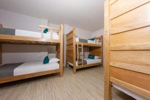 Ayenda Isla de Manga في كارتاهينا دي اندياس: غرفة بسريرين بطابقين وخزانة