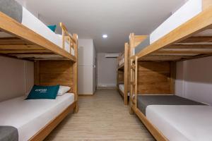 a room with two bunk beds in a hostel at Ayenda Isla de Manga in Cartagena de Indias