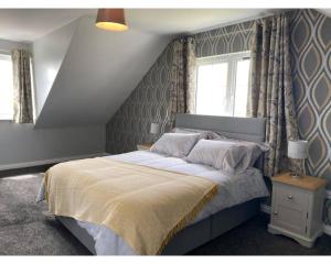 En eller flere senge i et værelse på Castleview, Spacious 5 bedroom house with stunning views