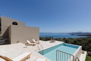 Cette villa avec vue dispose d'une piscine. dans l'établissement Greenstone Villas, à Pyrgi