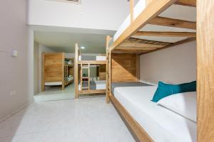 a bedroom with two bunk beds in a room at Ayenda Isla de Manga in Cartagena de Indias