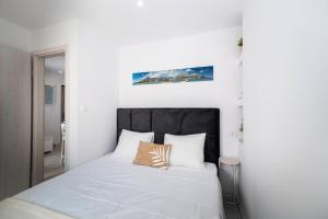 A bed or beds in a room at New cozy apartment - center of old town Omiš