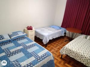 Postel nebo postele na pokoji v ubytování Hostal Kmr