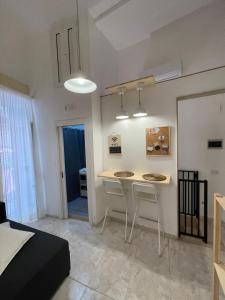 una cucina con tavolo e due sedie in una stanza di DesireHome a Bari