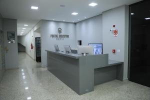 um lobby de um centro de dor em um hospital em Pontal Executive Hotel em Curvelo