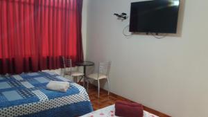 Postel nebo postele na pokoji v ubytování Hostal Kmr
