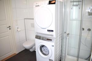 bagno con lavatrice e servizi igienici di Hytte i Raftsundet a Digermulen