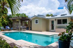 una piscina nel cortile di una casa di Island Time: AMI North End, Pool, Close to City Pier & Pine Ave by Anna Maria Life Vacation Rentals ad Anna Maria
