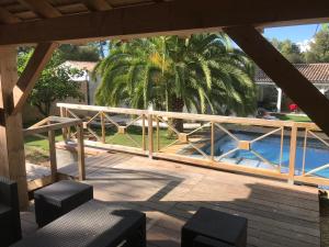 Bazén v ubytování LA MAISON DE LA DUNE - Chambres Climatisées - Jacuzzi 1ère séance offerte - Piscine chauffée avec Abri Amovible - Plage située à 200m, accès direct par le bois nebo v jeho okolí