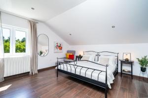 une chambre avec un lit et une grande fenêtre dans l'établissement Luki Home, à Dubrovnik 52 autres photos