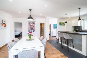 une cuisine et un salon avec une table et des chaises blanches dans l'établissement Luki Home, à Dubrovnik