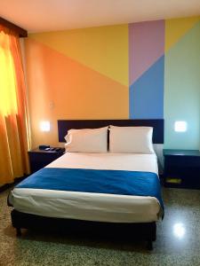 Ένα ή περισσότερα κρεβάτια σε δωμάτιο στο Hotel San Fermin Pereira