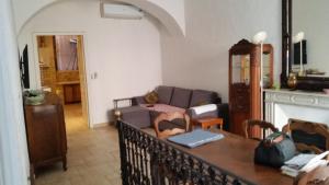 salon z kanapą i kominkiem w obiekcie F2 centre Bastia w Bastii