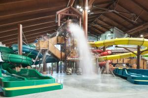 - un grand parc aquatique avec un toboggan dans l'établissement Great Wolf Lodge Manteca, à Manteca