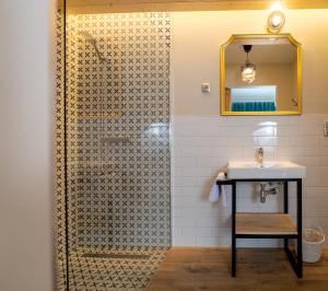 a bathroom with a shower with a sink and a mirror at Siedlisko Marianna, apartamenty Janowiec, Kazimierz Dolny in Ławecko +51 photos