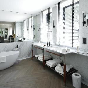 ein Badezimmer mit zwei Waschbecken, einer Badewanne und einer Badewanne in der Unterkunft Casa Polanco Hotel Boutique in Mexiko-Stadt