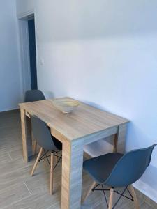 een houten tafel met 2 stoelen in een kamer bij Marina's House in Triovasálos