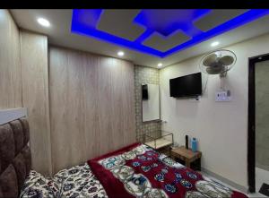a room with a bed and a blue ceiling at Hotel Star Inn in Amritsar