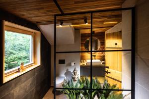 łazienka ze szklanymi drzwiami w domu w obiekcie residenz5360 w mieście St. Wolfgang