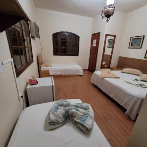 Tempat tidur dalam kamar di Pousada das Pedras